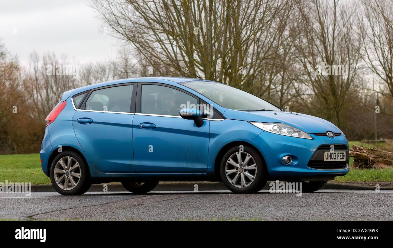 Milton Keynes, Royaume-Uni- février 2nd 2024:2010 bleu Ford Fiesta voiture conduite sur une route de campagne anglaise. Banque D'Images