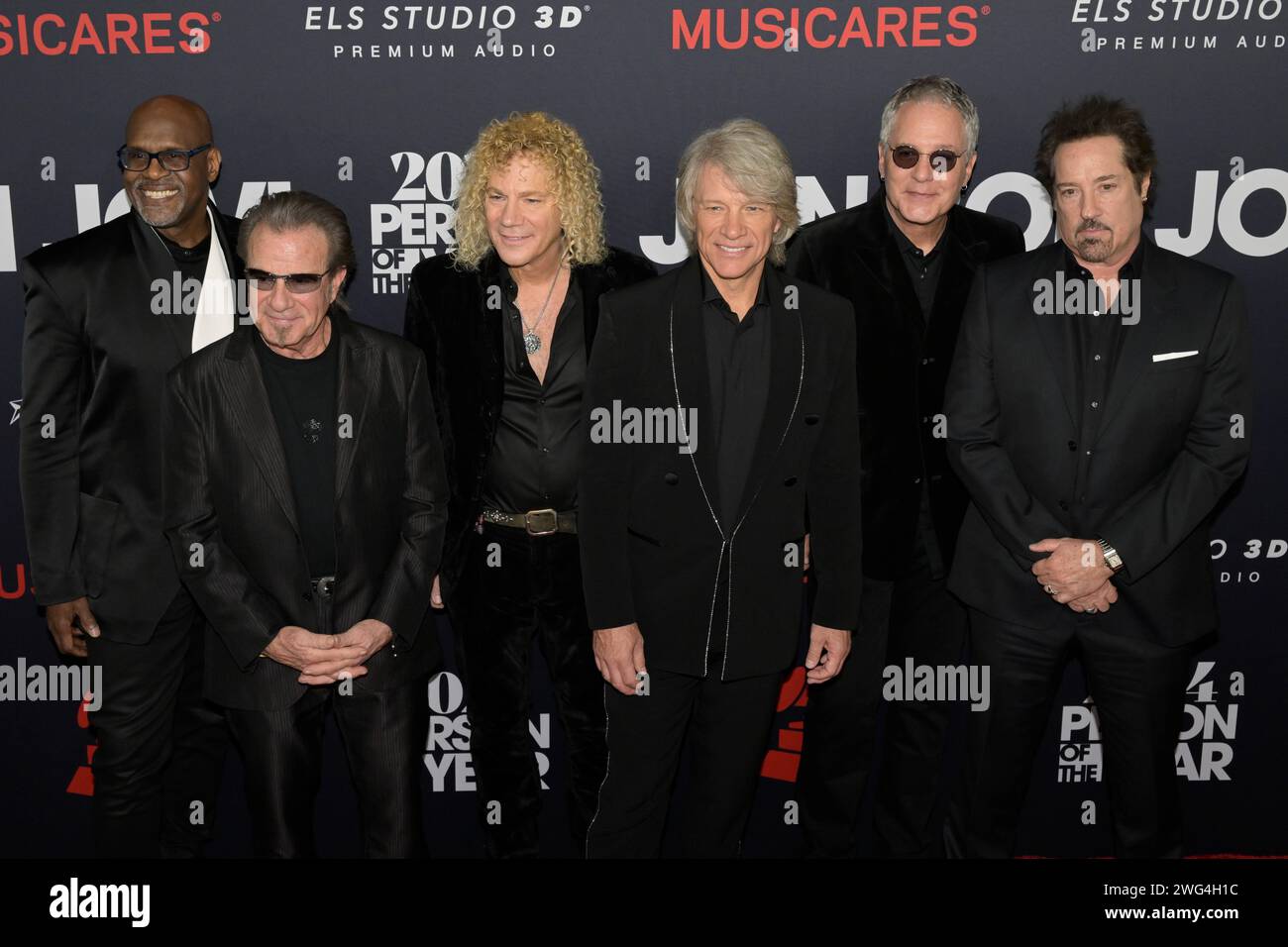 Le 2 février 2024, Los Angeles, Californie, États-Unis : (G-D) Everett Bradley, Tico Torres, David Bryan, Jon bon Jovi, Hugh McDonald et John Shanks de bon Jovi assistent à la personnalité de l'année MusiCares 2024 honorant Jon bon Jovi. (Image de crédit : © Billy Bennight/ZUMA Press Wire) USAGE ÉDITORIAL SEULEMENT! Non destiné à UN USAGE commercial ! Banque D'Images