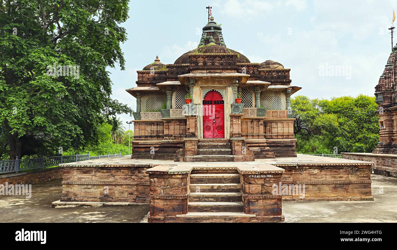 Petit temple ancien dans le groupe du temple Hazaareshwar Mahadeva, Dungarpur, Rajasthan, Inde. Banque D'Images