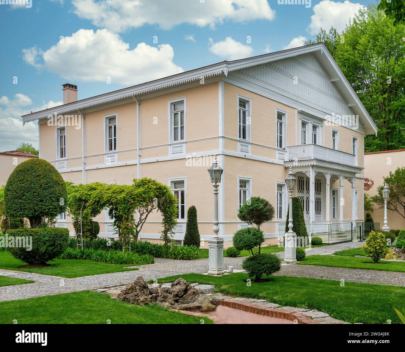 Époque ottomane Hareket Kosku, ou Escape Mansion, un bâtiment captivant situé dans la cour du palais Dolmabahce à Istanbul, en Turquie. Construit au 17e siècle sous le règne du sultan Mehmed IV Banque D'Images