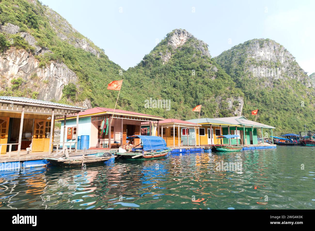 Vietnam, baie d'Halong, petites cabanes de plage de type chalet le long de la baie. Banque D'Images