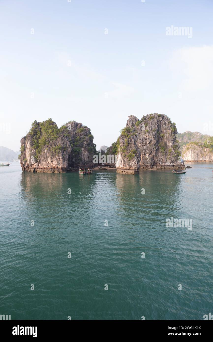 Vietnam, baie d'Halong, baie naturelle dans les petites îles parsemées autour de la baie d'Halong. Banque D'Images