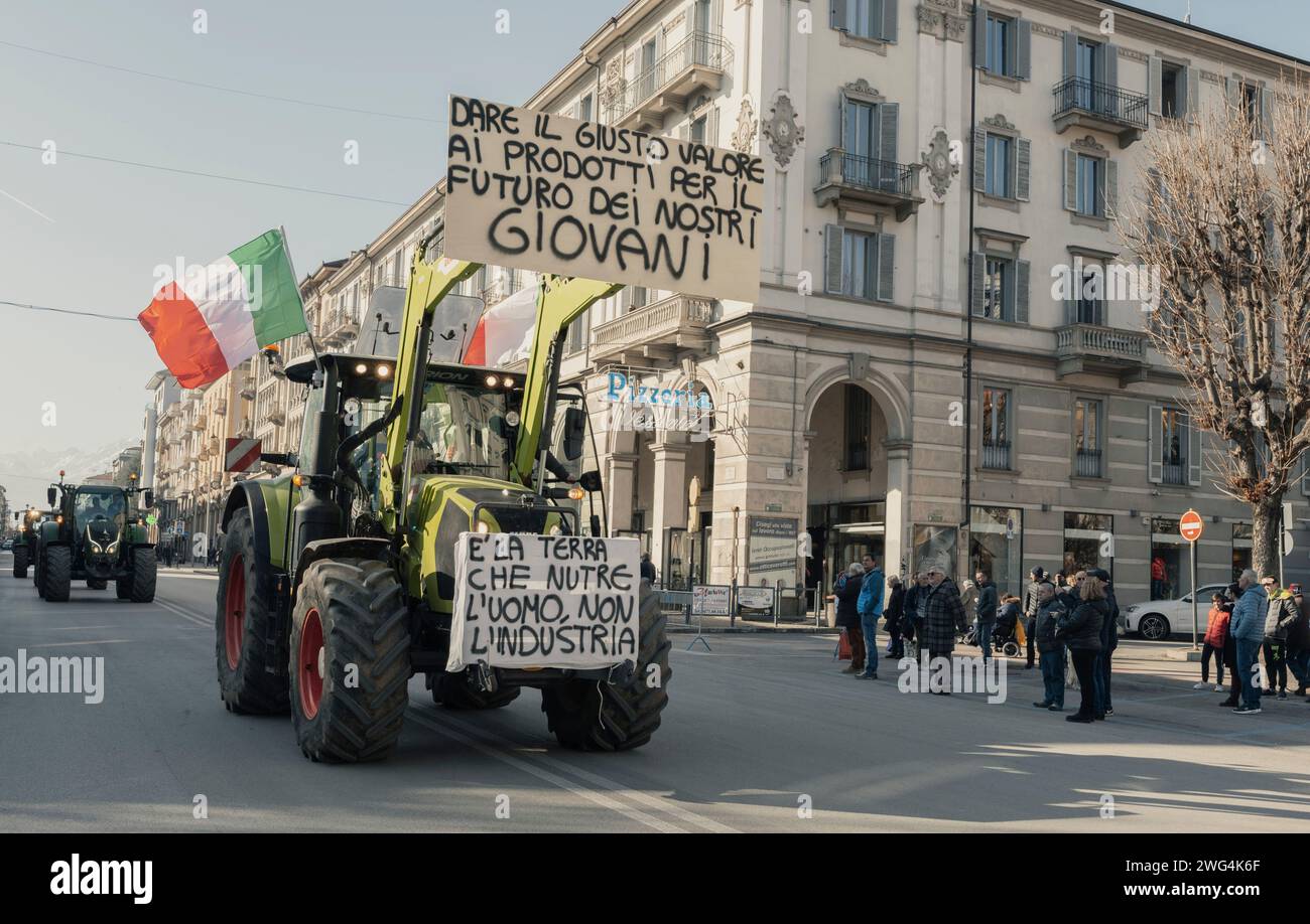 Cuneo (Italie). 31 janvier 2024. Certains tracteurs défilent dans les rues de la ville pendant les jours de protestation appelés par les agriculteurs européens Banque D'Images