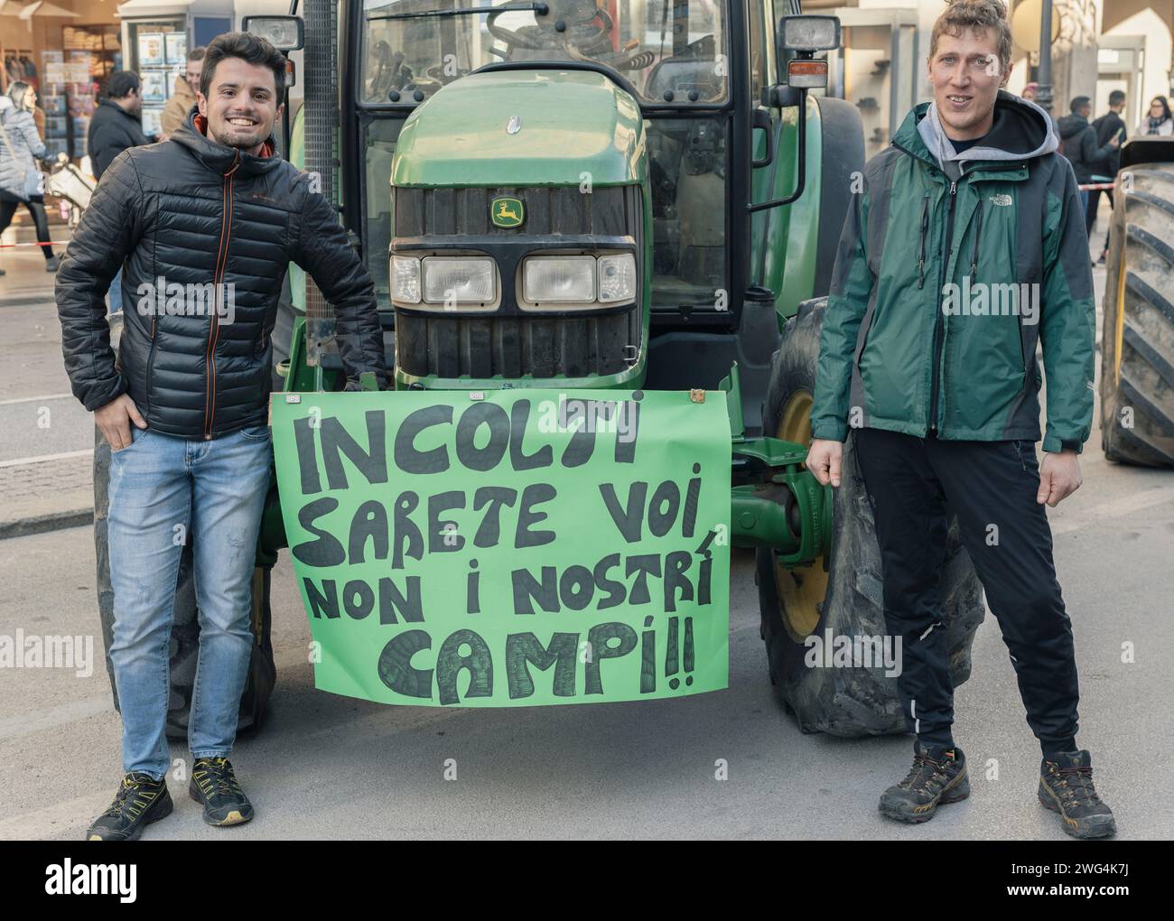 Cuneo (Italie). 31 janvier 2024. Certains tracteurs défilent dans les rues de la ville pendant les jours de protestation appelés par les agriculteurs européens Banque D'Images