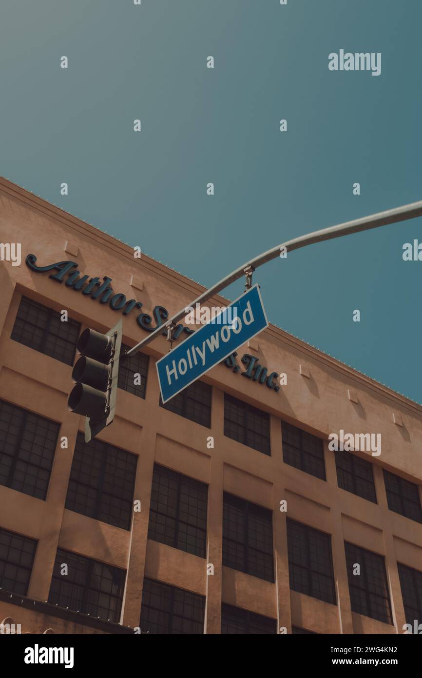 Vue sur les rues et la route de Los Angeles dans la région de West Hollywood avec le Walk of Fame. Vibes estivales Banque D'Images