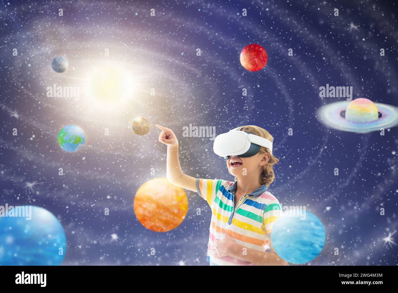 Enfant dans les lunettes de réalité virtuelle regardant le modèle du système solaire. Enfant explorant l'espace et l'univers dans VR Set. Dispositif d'étude moderne. Banque D'Images