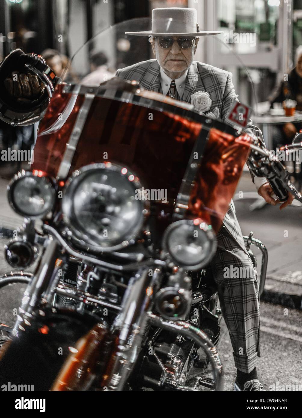 Portrait de l'artiste George Skeggs posant sur une moto à Soho, Londres. Banque D'Images