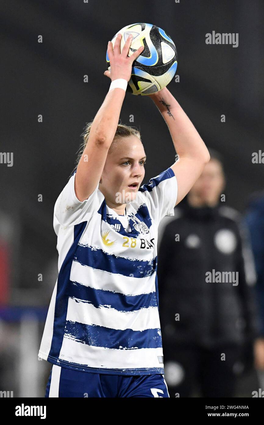 Paula Flach ( MSV Duisburg Frauen ) beim Einwurf. GER, MSV Duisburg Frauen vs TSG 1899 Hoffenheim Frauen, Fussball, Bundesliga,12. Spieltag Spielzeit 2023/2024, 02.02.2024 LES RÈGLEMENTS DFL/DFB INTERDISENT TOUTE UTILISATION DE PHOTOGRAPHIES COMME SÉQUENCES D'IMAGES ET/OU QUASI-VIDÉO Foto : Eibner-Pressefoto/Thomas Thienel crédit : dpa Picture alliance/Alamy Live News Banque D'Images