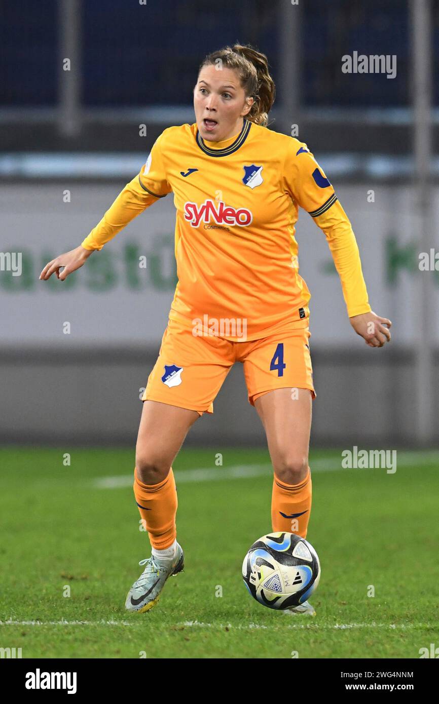 Lisann Kaut ( TSG 1899 Hoffenheim Frauen ). GER, MSV Duisburg Frauen vs TSG 1899 Hoffenheim Frauen, Fussball, Bundesliga,12. Spieltag Spielzeit 2023/2024, 02.02.2024 LES RÈGLEMENTS DFL/DFB INTERDISENT TOUTE UTILISATION DE PHOTOGRAPHIES COMME SÉQUENCES D'IMAGES ET/OU QUASI-VIDÉO Foto : Eibner-Pressefoto/Thomas Thienel crédit : dpa Picture alliance/Alamy Live News Banque D'Images