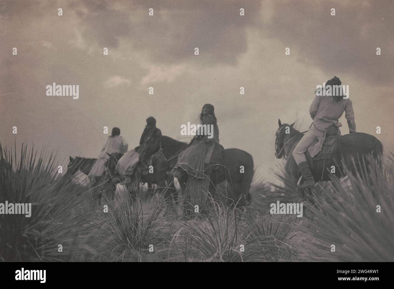 Avant la tempête, c1906. Quatre Apaches à cheval sous les nuages d'orage. Banque D'Images Avant la tempête, c1906. Quatre Apaches à cheval sous les nuages d'orage. Banque D'Images