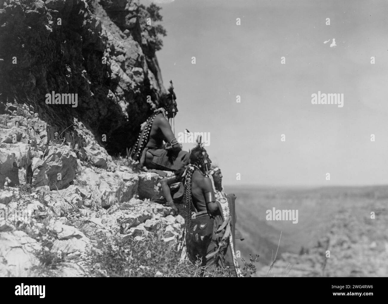 Rigide et statuesque, c1905. La photo montre trois Crow hommes, face à droite, sur le rebord rocheux. Banque D'Images Rigide et statuesque, c1905. La photo montre trois Crow hommes, face à droite, sur le rebord rocheux. Banque D'Images