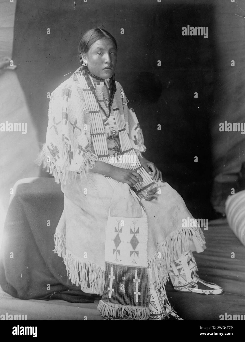Femme wapitié rouge, une fille Sioux, portrait en pied, assise, face à droite, c1907. Banque D'Images