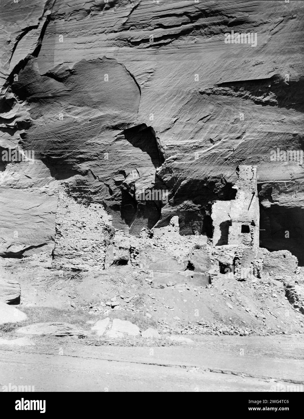 Ruines d'antilope montrant des décorations préhistoriques, 1907, c1907. Ruines des habitations des falaises indiennes Navajo. Banque D'Images