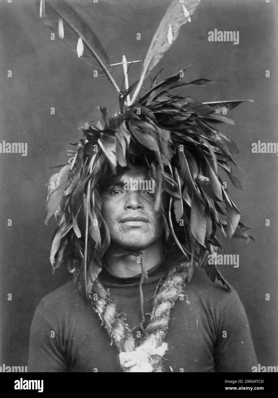 Robe de tête de plume de guerrier-Cowichan, c1913. Cowichan homme, portrait tête-et-épaules, face à l'avant, coiffé de plumes. Banque D'Images