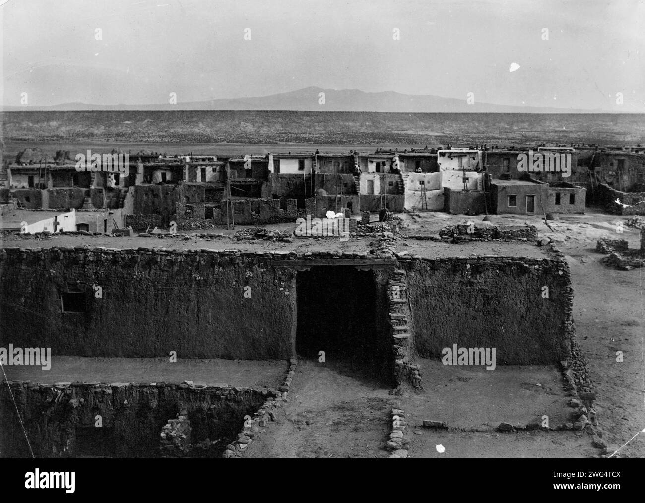 Acoma du haut de l'église, 1904, c1905. Vue sur Acoma pueblo, Acoma, Nouveau Mexique, et horizon lointain. Banque D'Images