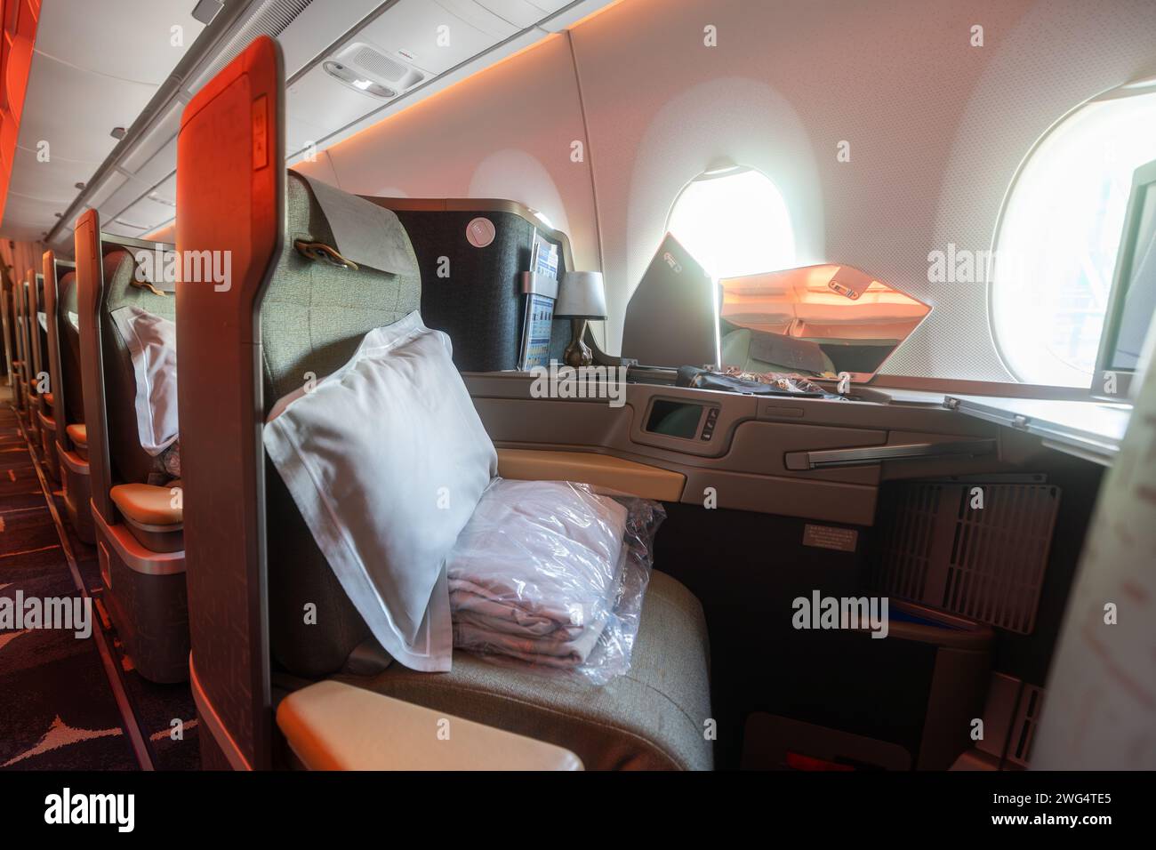 Prague, République tchèque - 19 juillet 2023 : siège en classe affaires sur les A350 de China Airlines préparé avant l'embarquement des passagers pour le vol à destination de Taipei. Banque D'Images