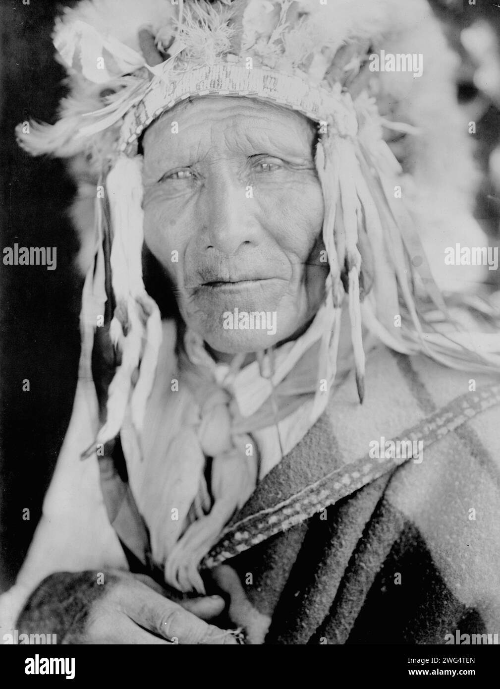 Chef Ogalala, c1905. Portrait tête et épaules du chef Oglala. Banque D'Images