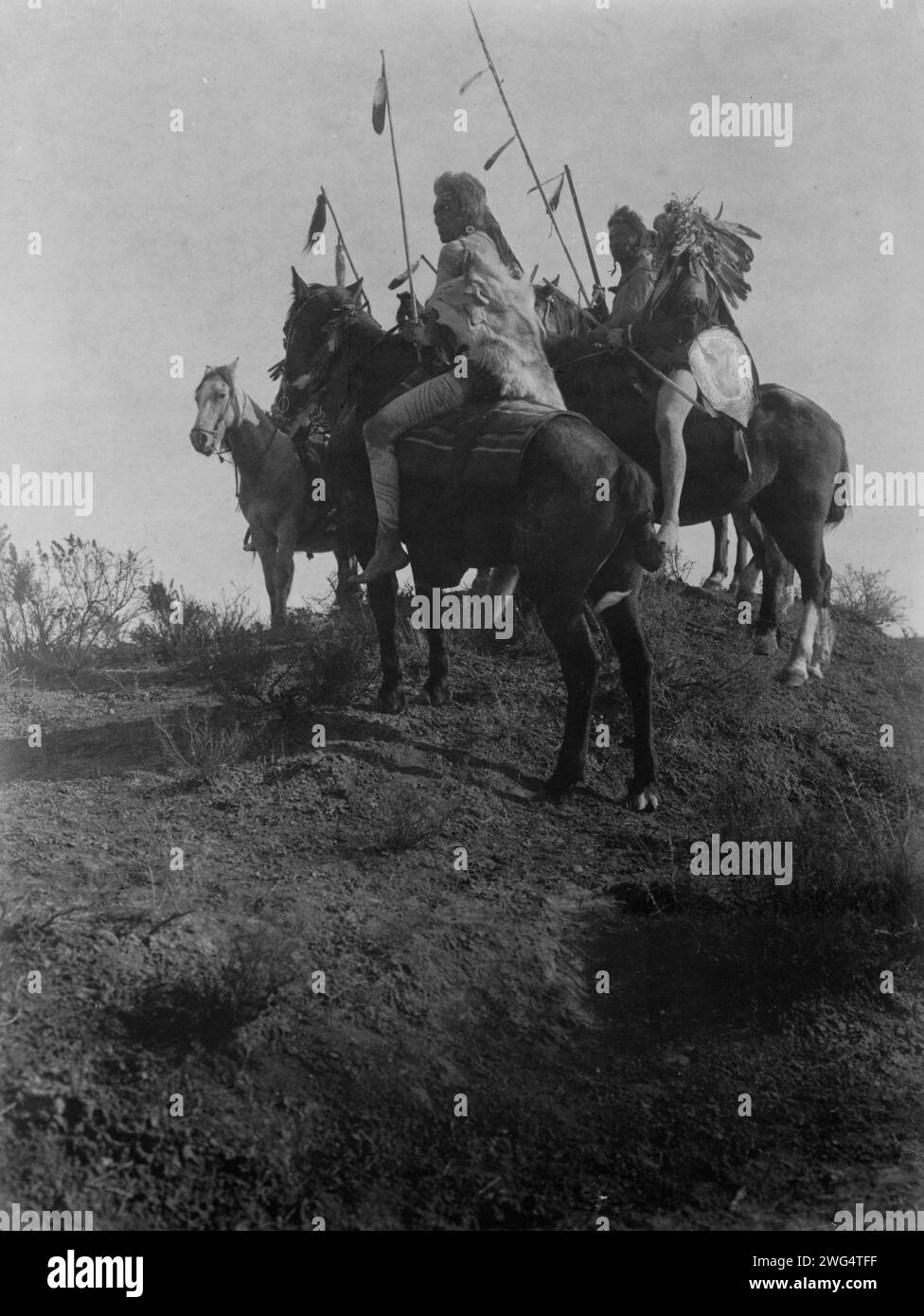 L'esprit du passé-Apsaroke, c1908. Quatre Crows à cheval tenant des lances à plumes. Banque D'Images L'esprit du passé-Apsaroke, c1908. Quatre Crows à cheval tenant des lances à plumes. Banque D'Images