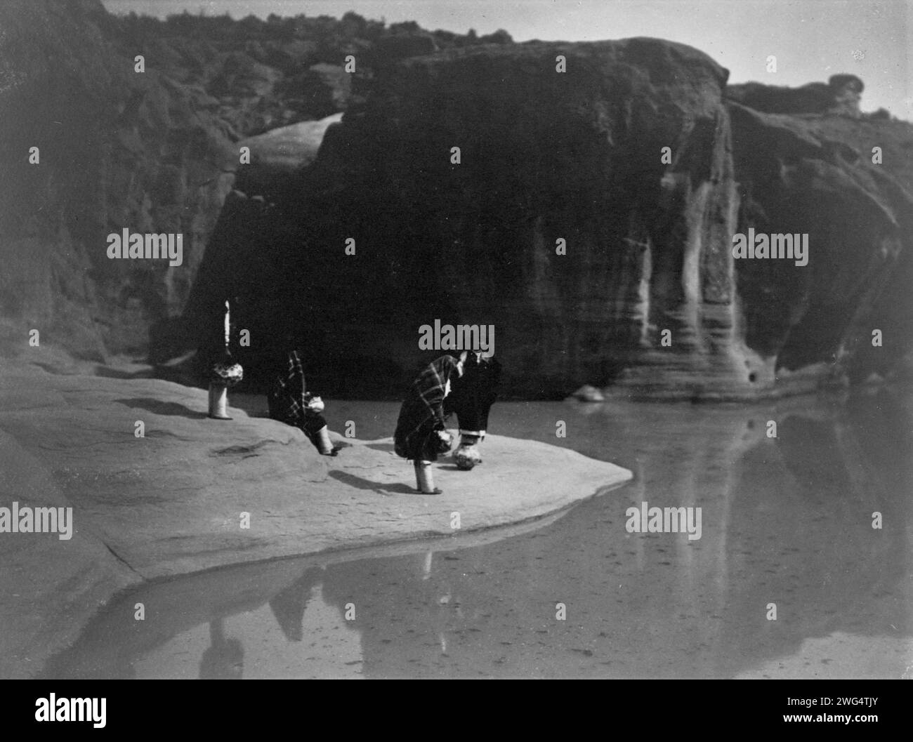 Acoma Water Carriers, c1905. Quatre Indiens Acoma se rassemblent pour recueillir de l'eau. Banque D'Images