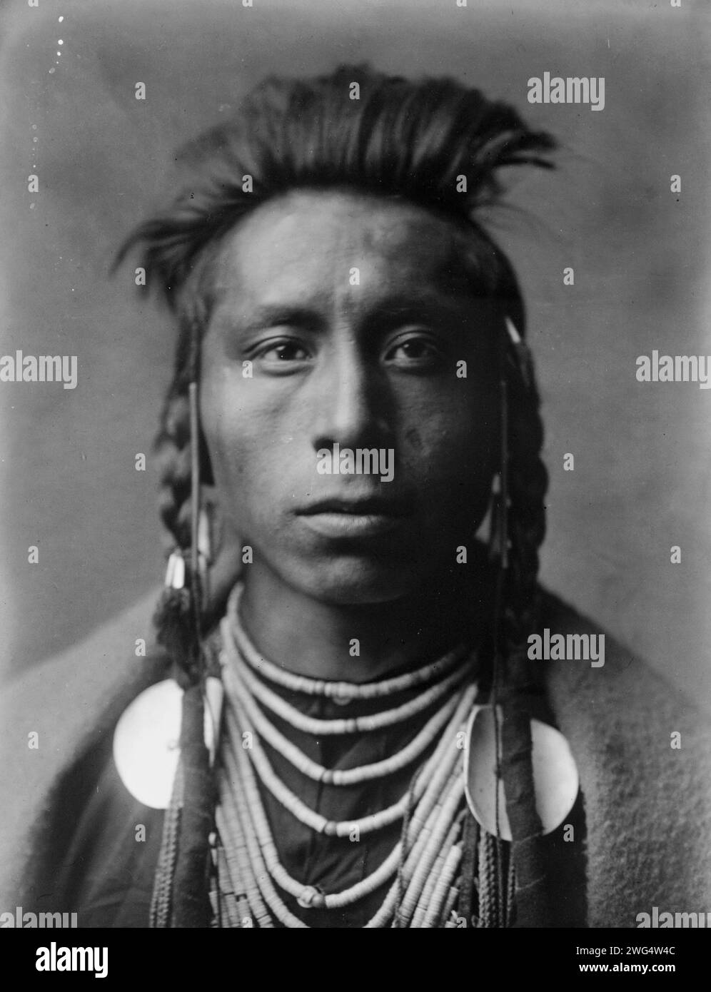 Se trouve Sideway, c1908. Portrait tête et épaules de Crow Man. Banque D'Images Se trouve Sideway, c1908. Portrait tête et épaules de Crow Man. Banque D'Images