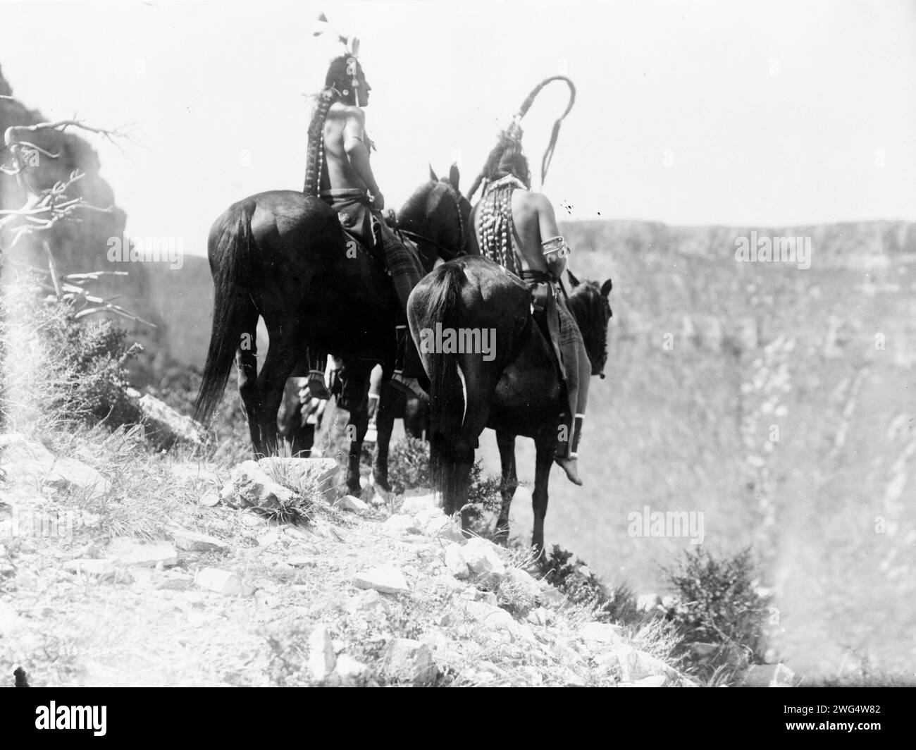 The Outlook, c1905. Emballe le chapeau et dans quelle direction, deux Indiens Crow à cheval, Montana. Banque D'Images The Outlook, c1905. Emballe le chapeau et dans quelle direction, deux Indiens Crow à cheval, Montana. Banque D'Images