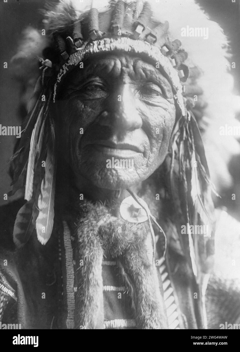 Chien rouge (Shunka Luta), c1907. Portrait tête et épaules d'un homme Dakota. Banque D'Images