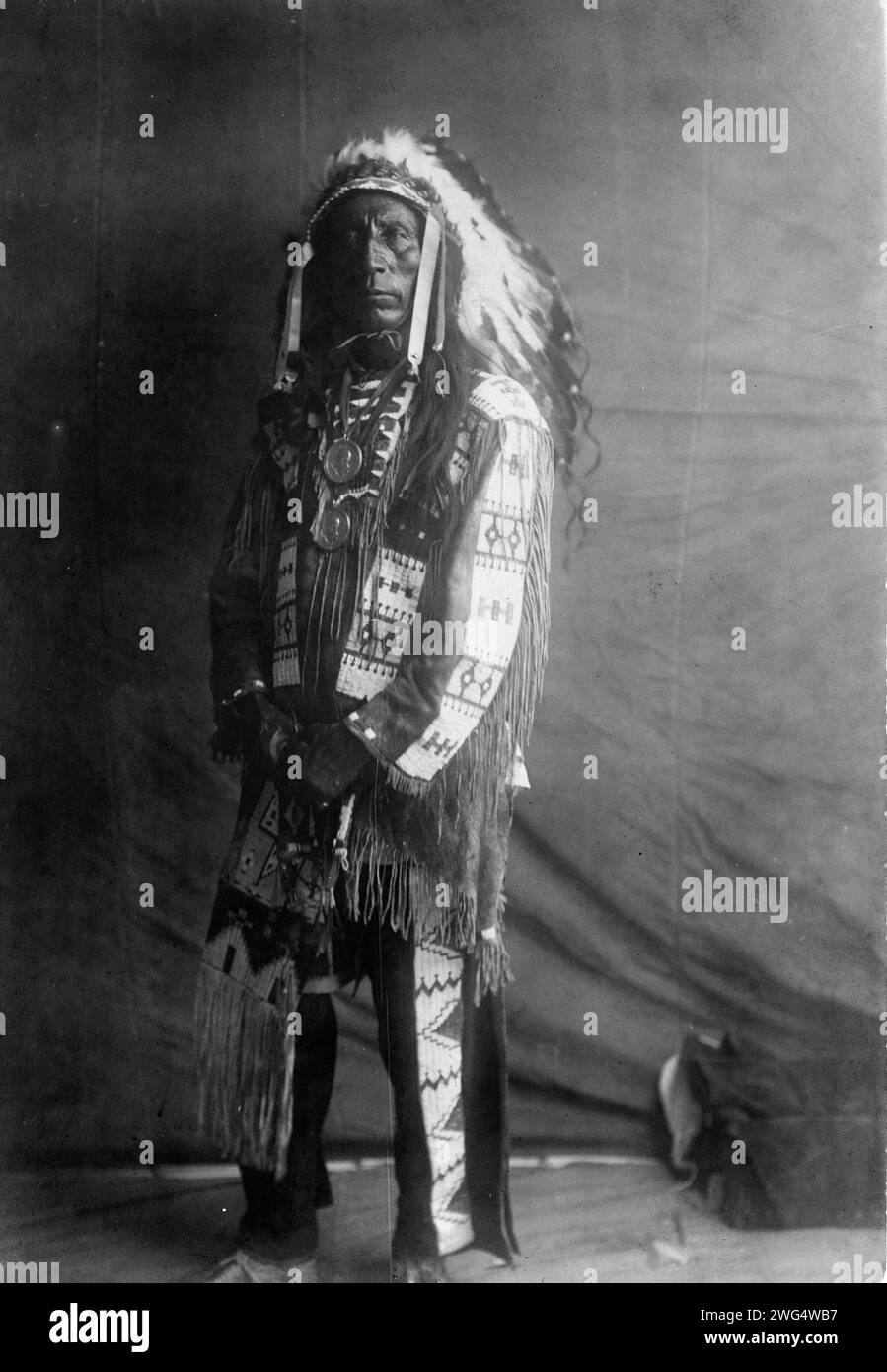 Jack Red Cloud, c1907. Portrait en pied de l'homme Oglala. Banque D'Images