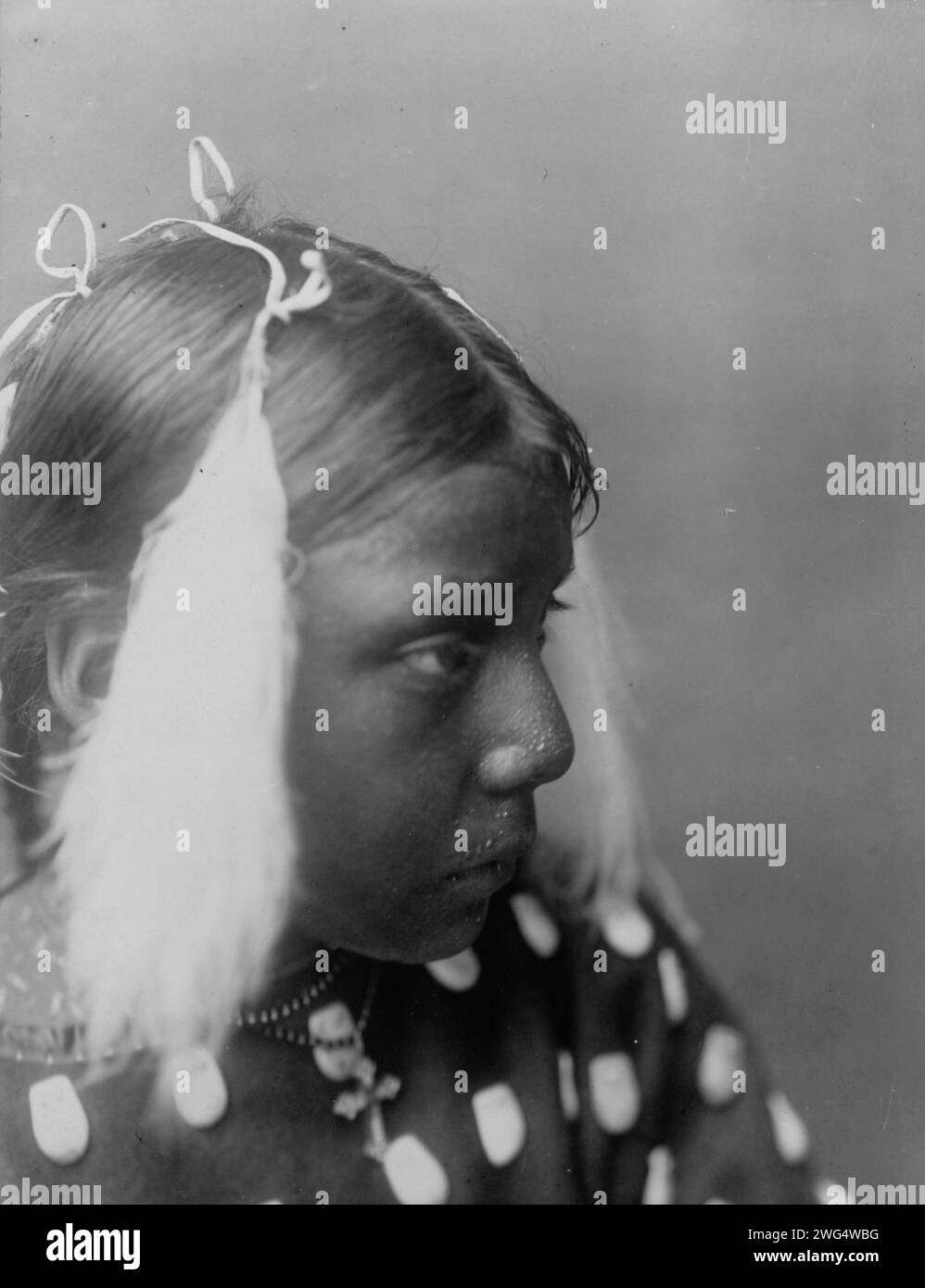 La petite-fille de Red Cloud, c1907. Femme de nombreux actes, portrait tête et épaules, profil droit. Banque D'Images