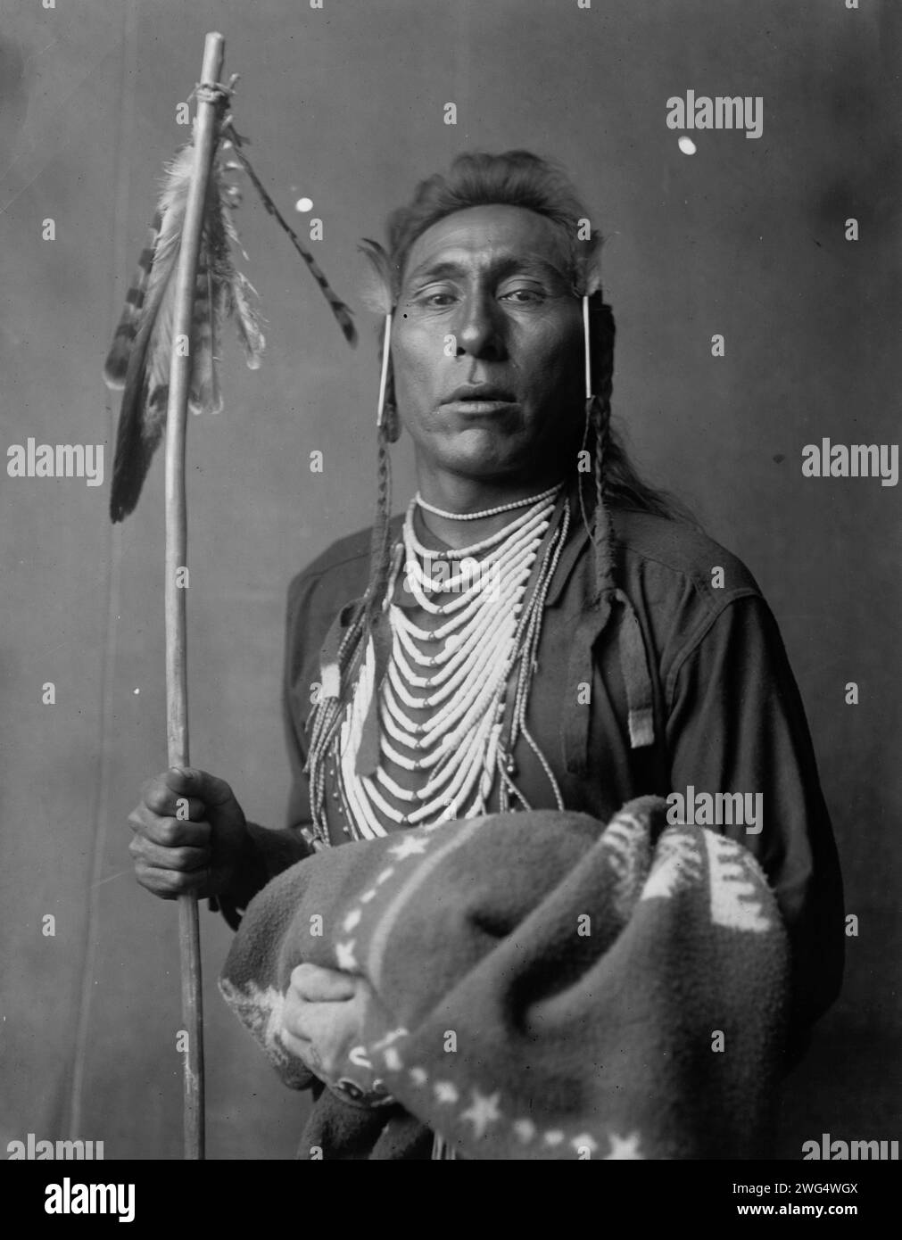 Essaie son genou, c1908. Portrait en demi-longueur de Crow Man. Banque D'Images Essaie son genou, c1908. Portrait en demi-longueur de Crow Man. Banque D'Images