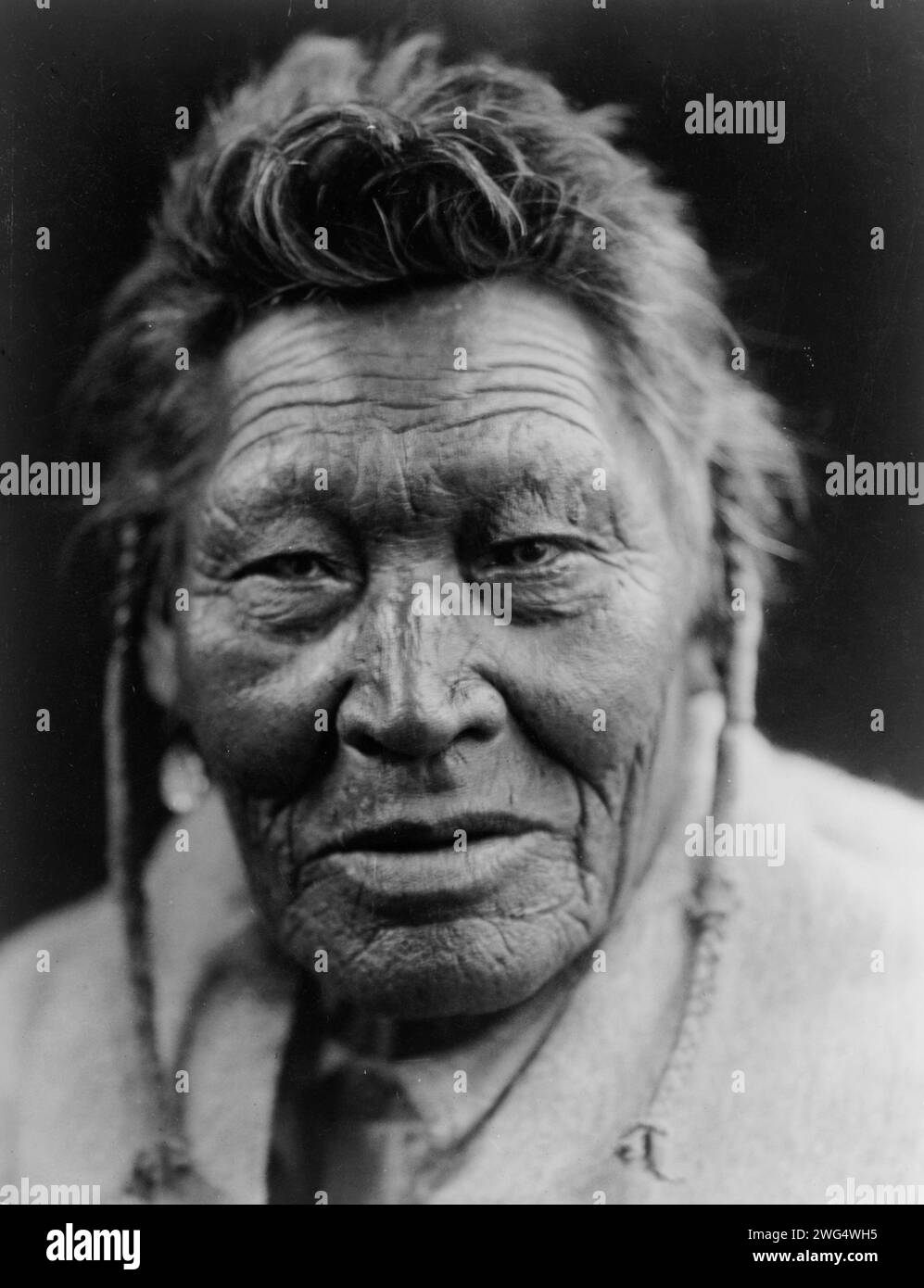 Tsaassi-mis-salla ("Corbeau avec collier")-Sarsi, c1927. TSAássi-mis-sallá (« Corbeau avec collier »), homme Sarsi, portrait de buste, face avant. Banque D'Images Tsaassi-mis-salla ("Corbeau avec collier")-Sarsi, c1927. TSAássi-mis-sallá (« Corbeau avec collier »), homme Sarsi, portrait de buste, face avant. Banque D'Images