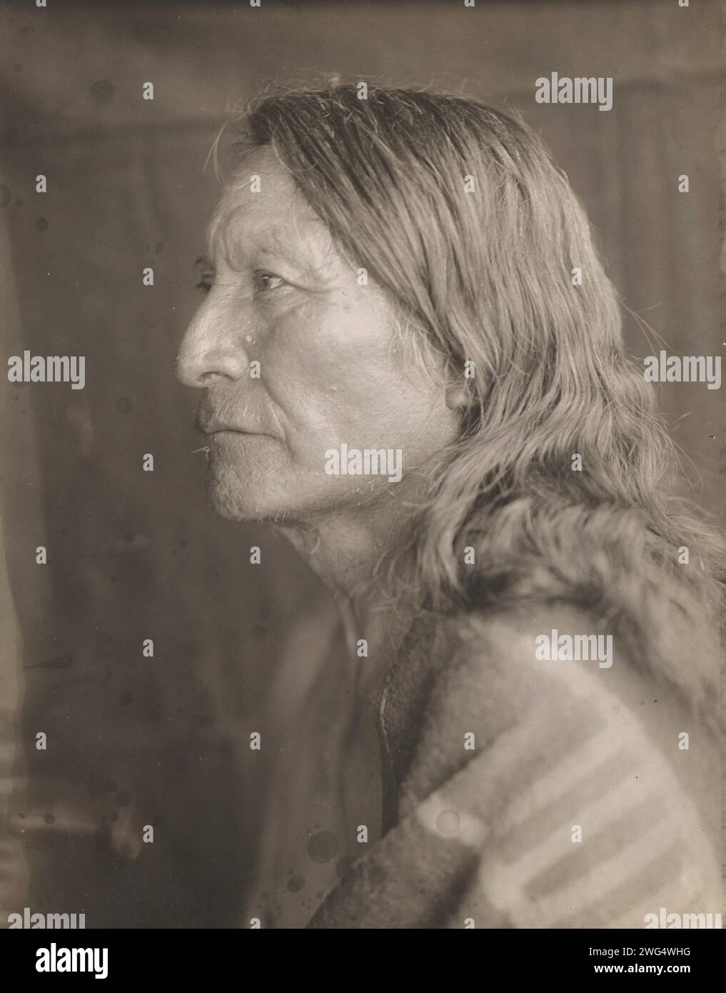 Le Crow aime l'eau, 1905. La photographie montre le Crow Likes Water, portrait tête et épaules, profil orienté vers la gauche. Banque D'Images Le Crow aime l'eau, 1905. La photographie montre le Crow Likes Water, portrait tête et épaules, profil orienté vers la gauche. Banque D'Images