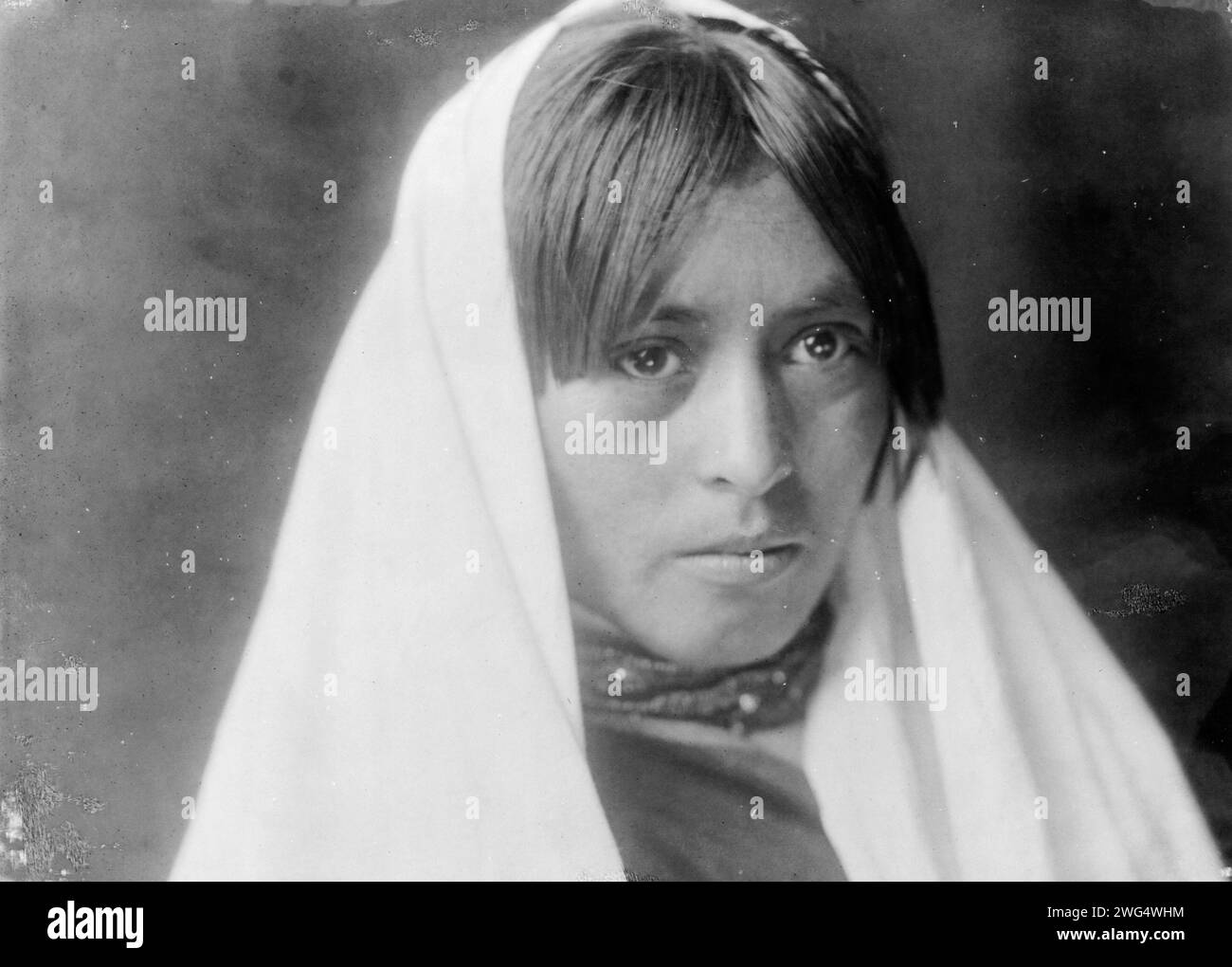 Walvia ("Medicine Root")-Taos, c1905. Portrait tête et épaules d'une jeune femme face à l'avant avec châle sur la tête. Banque D'Images