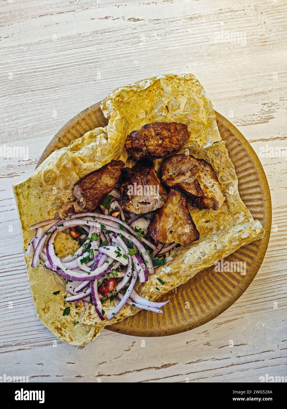 Portion de kebab de porc avec oignons dans la vue de dessus du pain pita Banque D'Images