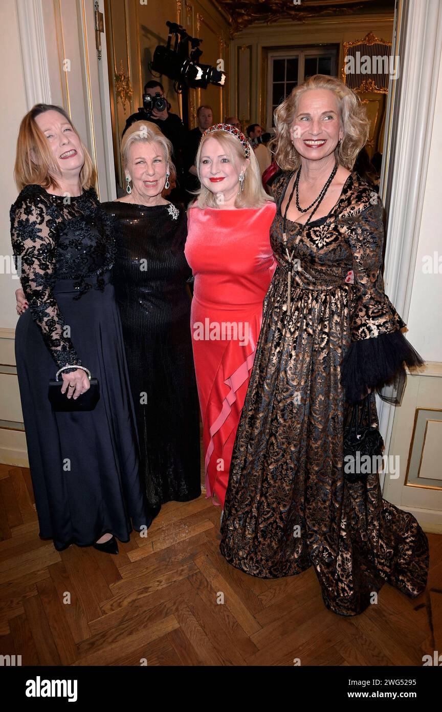 Micaela Prinzessin von Preußen, Jutta Prinzessin von Preußen, Maria Prinzessin von Sachsen-Altenburg und Astrid Prinzessin zu Stolberg-Wernigerode BEI der Harald Glööckler Pompöös Iconic Couture Show im Ermelerhaus. Berlin, 02.02.2024 *** Micaela Princesse de Prusse, Jutta Princesse de Prusse, Maria Princesse de Saxe Altenbourg et Astrid Princesse de Stolberg Wernigerode au salon de couture emblématique Harald Glööckler Pompöös à Ermelerhaus Berlin, 02 02 2024 Foto:XF.xKernx/xFuturexImagex gloeoeckler 4213 Banque D'Images