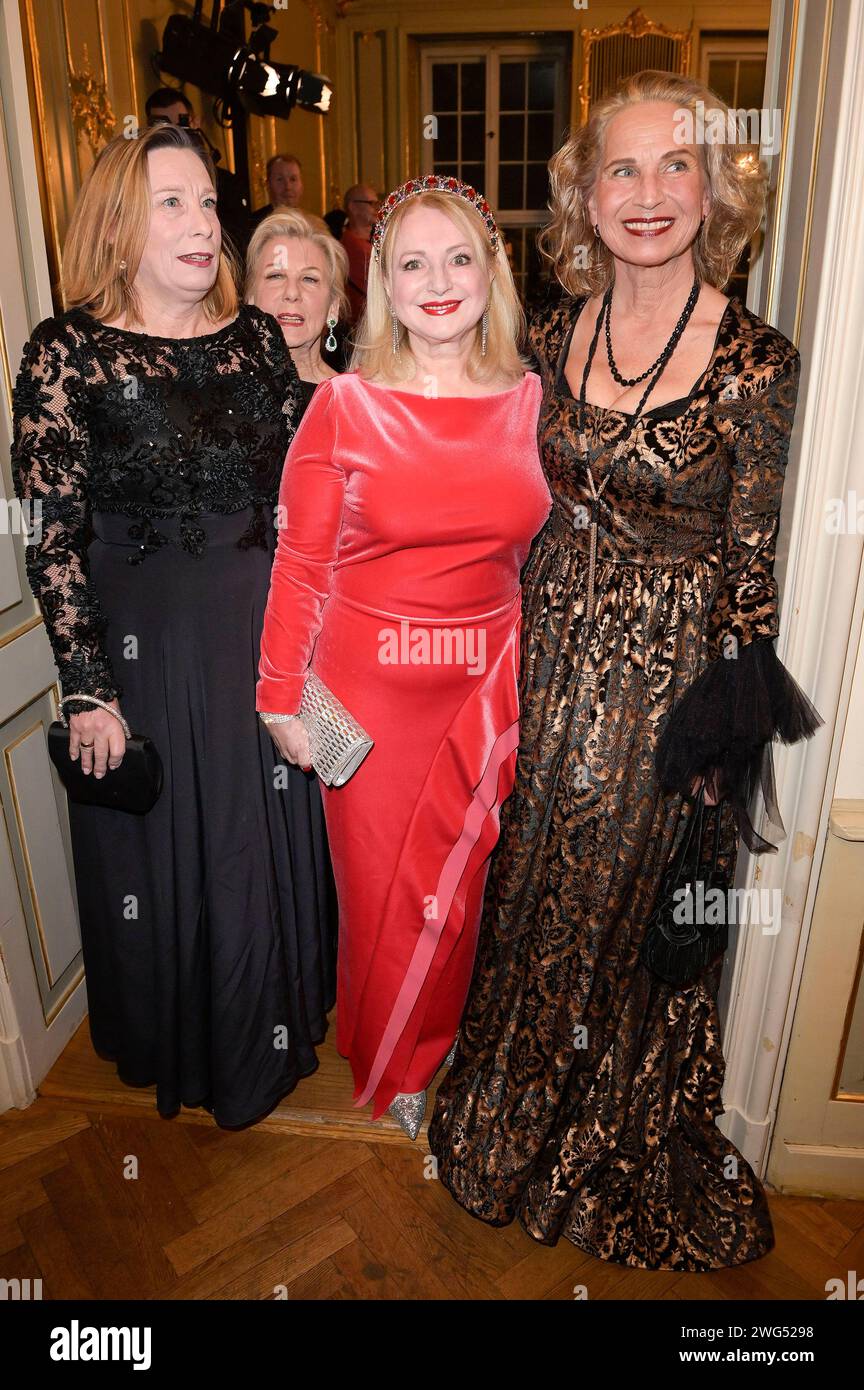 Micaela Prinzessin von Preußen, Jutta Prinzessin von Preußen, Maria Prinzessin von Sachsen-Altenburg und Astrid Prinzessin zu Stolberg-Wernigerode BEI der Harald Glööckler Pompöös Iconic Couture Show im Ermelerhaus. Berlin, 02.02.2024 *** Micaela Princesse de Prusse, Jutta Princesse de Prusse, Maria Princesse de Saxe Altenbourg et Astrid Princesse de Stolberg Wernigerode au salon de couture emblématique Harald Glööckler Pompöös à Ermelerhaus Berlin, 02 02 2024 Foto:XF.xKernx/xFuturexImagex gloeoeckler 4212 Banque D'Images