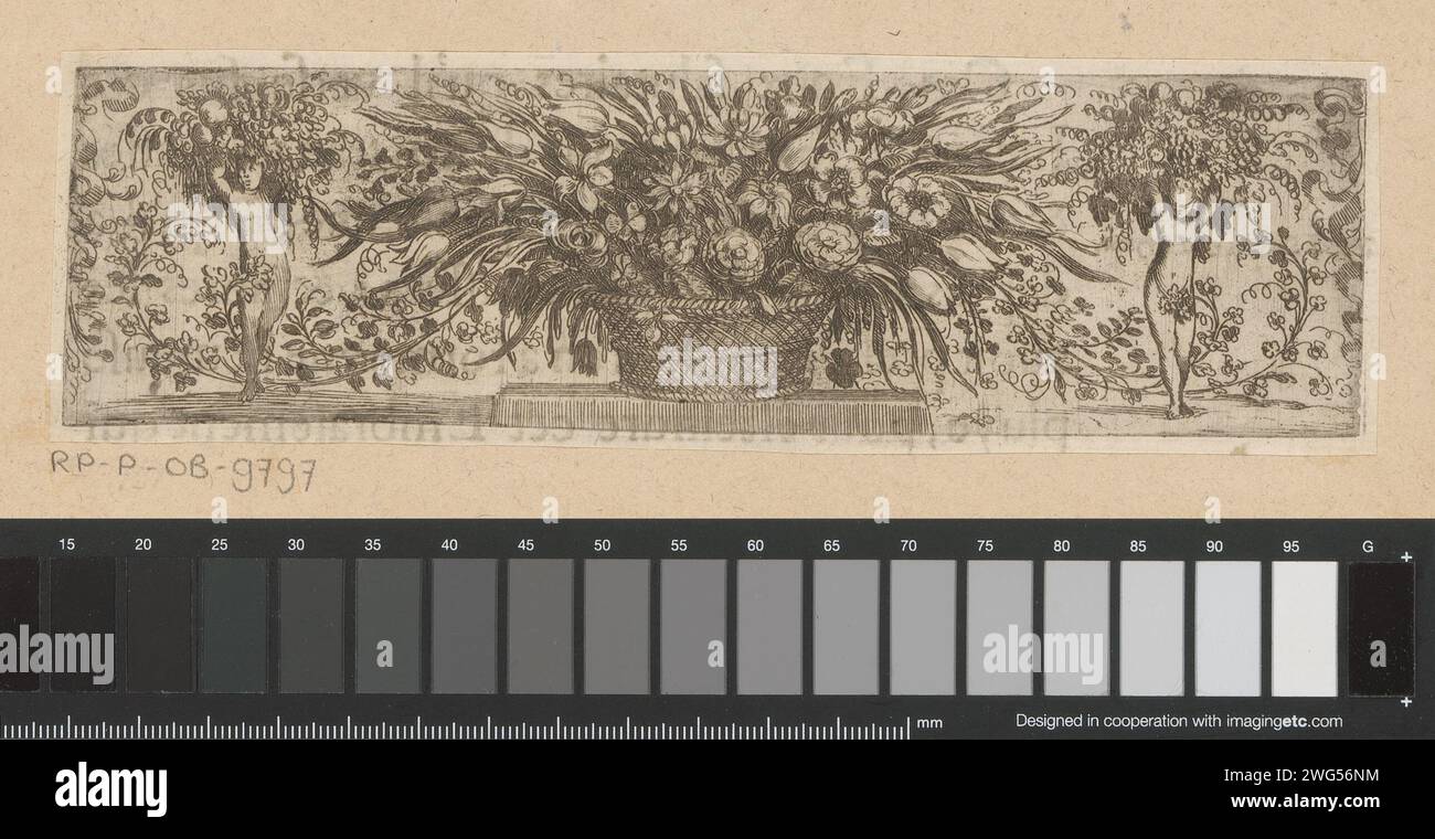 Frites rencontrées bloemenmand, Sébastien Leclerc (I), d'après Claude Deruet, en ou avant 1664 imprimer Un frison avec un panier de fleurs flanqué de femmes portant des fruits. ornements de gravure en papier  art. récipient en matière végétale autre que le bois : panier. fleurs coupées ; nosegay, bouquet de fleurs Banque D'Images