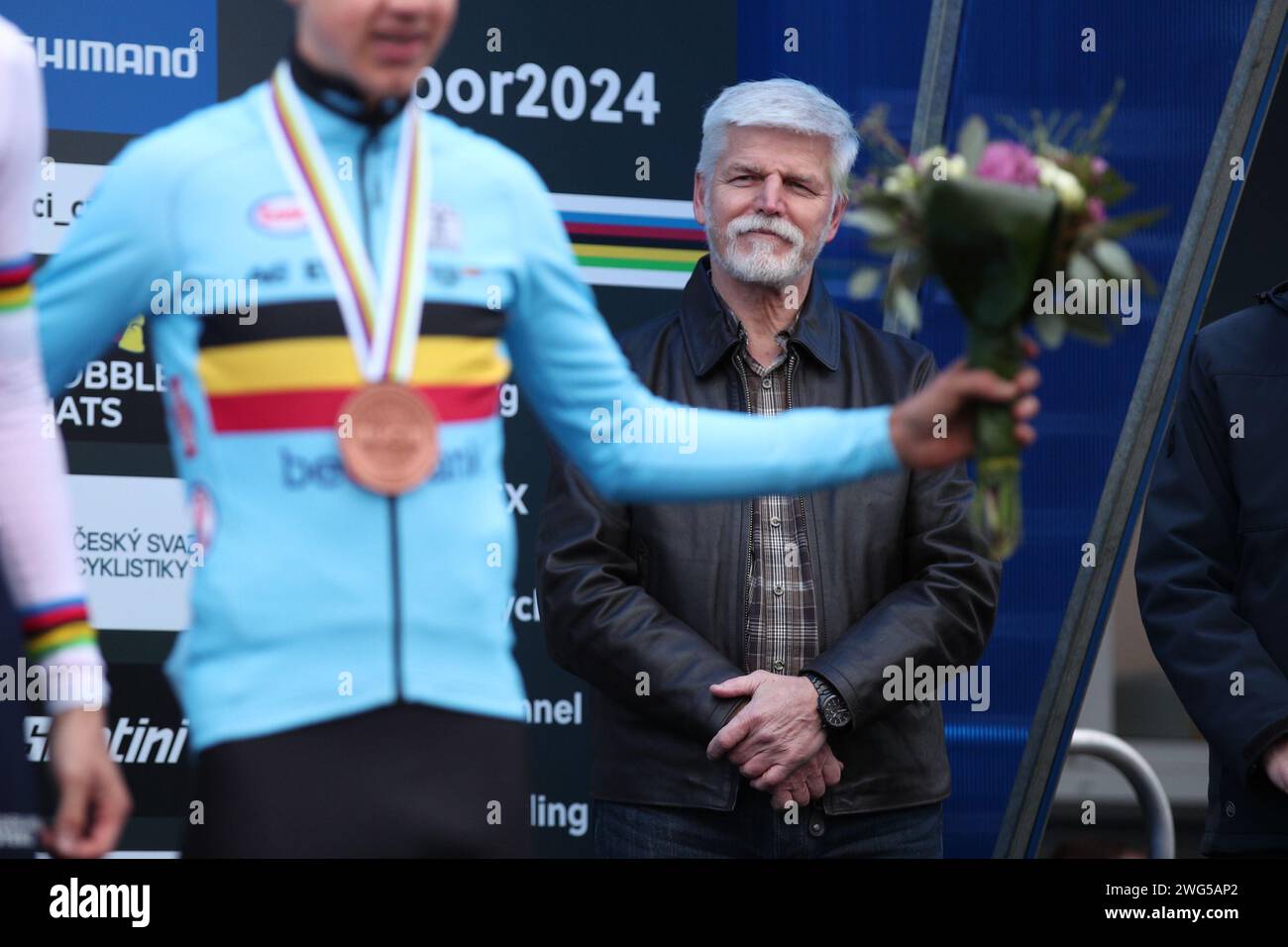 Tabor, République tchèque. 03 février 2024. Uner 23 hommes participe aux Championnats du monde de cyclo-cross UCI à Tabor, République tchèque, le 3 février 2024. Président Petr Pavel lors de l'annonce des résultats des trois meilleurs coureurs de la course masculine jusqu'à 23 ans. Crédit : Jaroslav Svoboda/CTK photo/Alamy Live News Banque D'Images