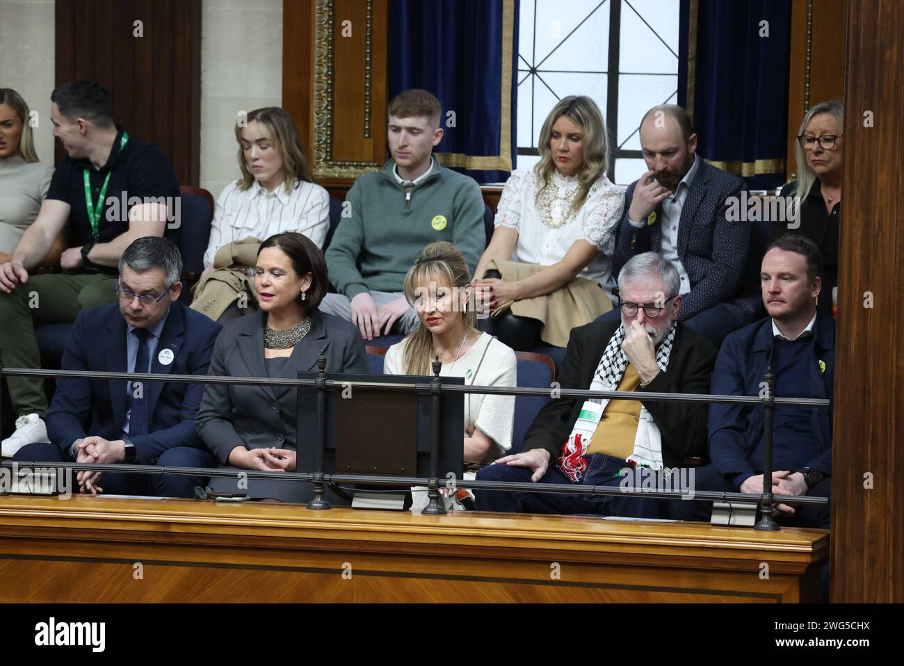 (De gauche à droite, au premier rang) Pearse Doherty, Mary Lou McDonald, Martina Anderson, Gerry Adams, Fiachra McGuinness (fils de Martin McGuinness) dans la tribune du public regardant les débats à l'Assemblée d'Irlande du Nord dans les édifices du Parlement, Stormont AS les députés d'Irlande du Nord se préparent à élire un premier ministre et un premier ministre adjoint pour la première fois en deux ans. Date de la photo : Samedi 3 février 2024. Banque D'Images