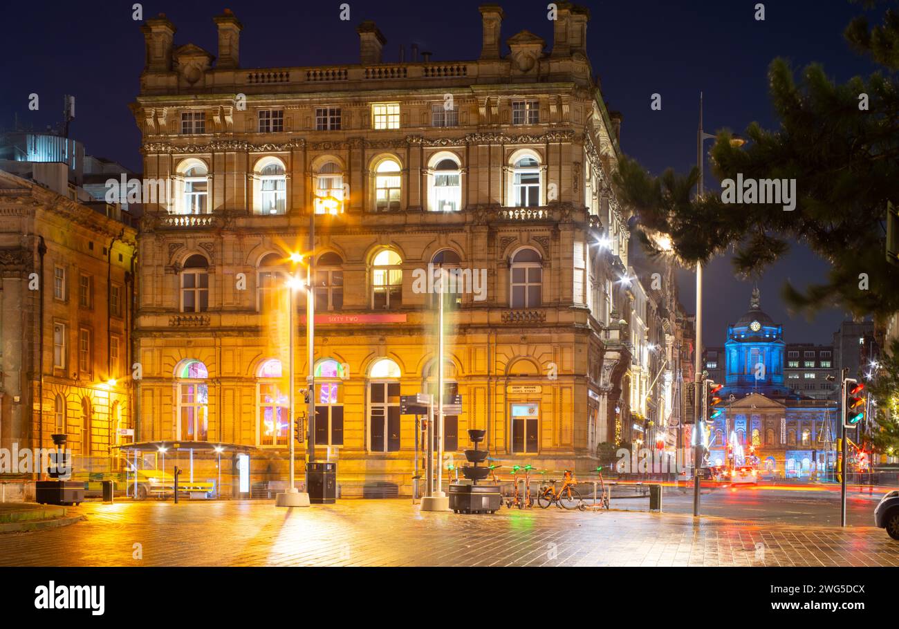 62 Castle Street, Liverpool, ancien siège de la Banque, maintenant un hôtel. Hôtel de ville de Liverpool au loin. Banque D'Images