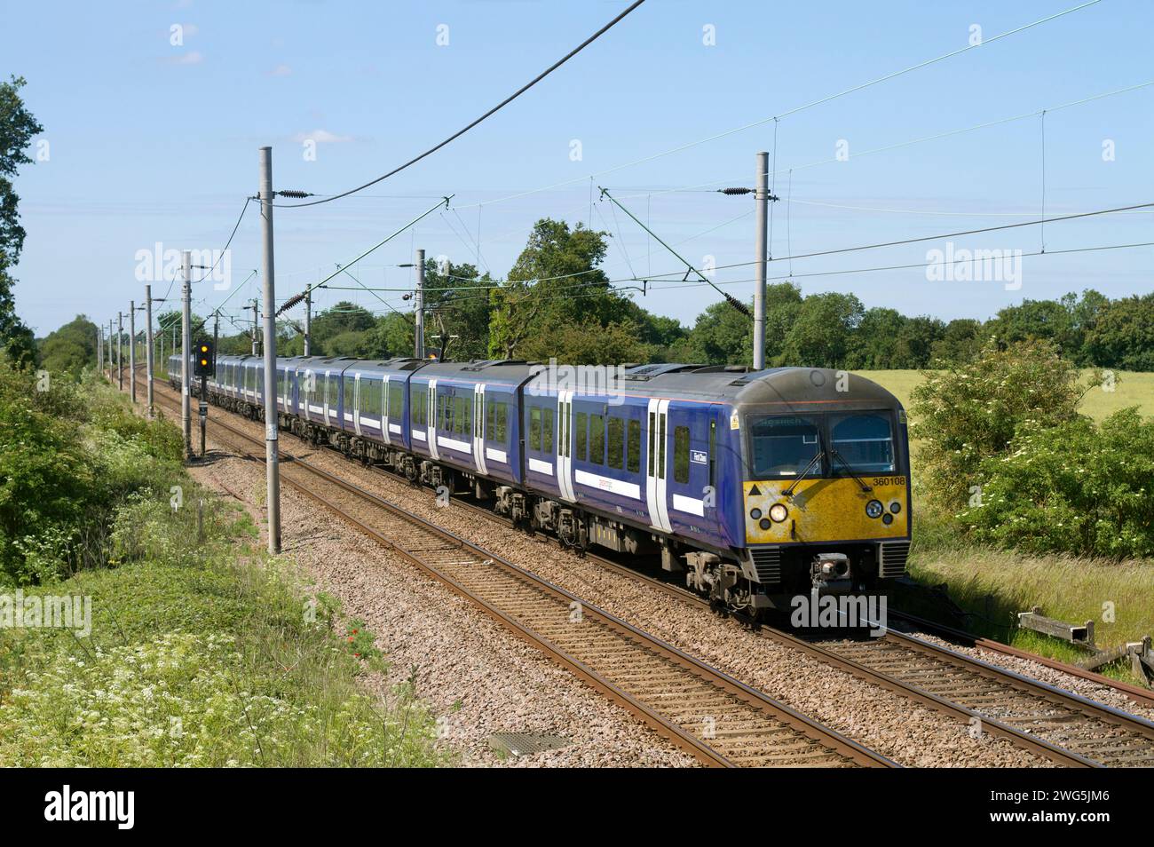 Une paire d'unités multiples électriques de classe 360 numéros 360108 et 360102 travaillant un service Greater Anglia près de Marks Tey le 15 juin 2020. Banque D'Images