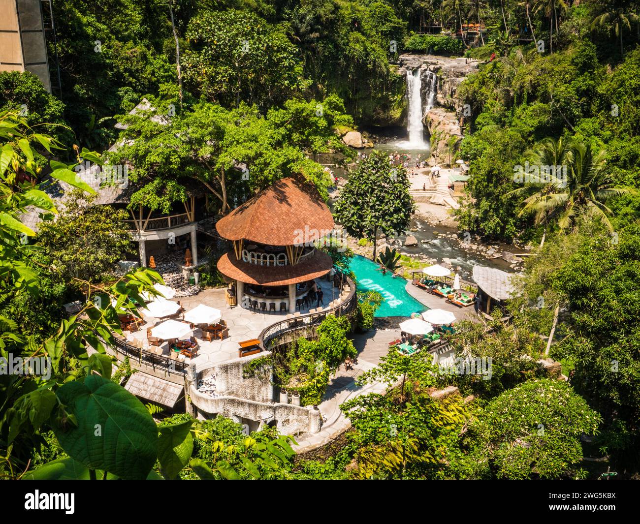 Beau restaurant avec piscine à débordement et cascade, Bali Banque D'Images