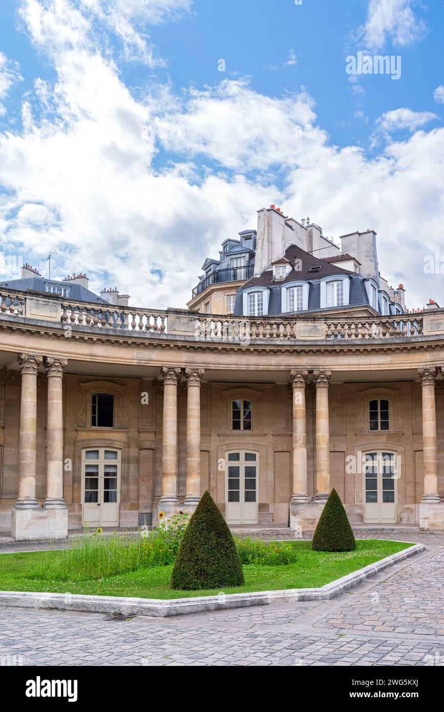 Paris, France - 23 juillet 2023 : Cour et extérieur du Musée des Archives nationales dans le quartier du Marais. Banque D'Images