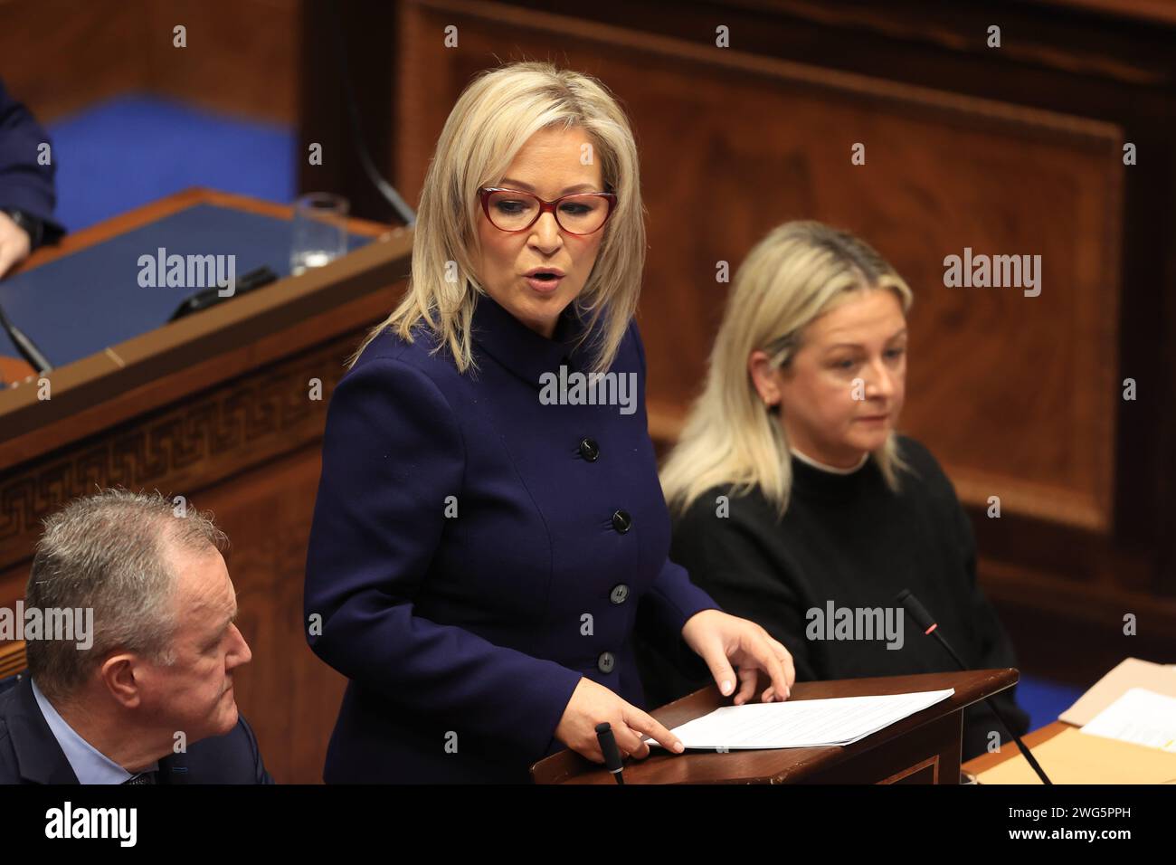 Michelle O'Neill, vice-présidente du Sinn Fein, s'exprimant après avoir été nommée première ministre d'Irlande du Nord lors des travaux de l'Assemblée d'Irlande du Nord dans les bâtiments du Parlement, Stormont. Date de la photo : Samedi 3 février 2024. Banque D'Images