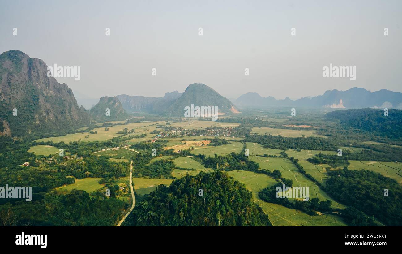 Vue imprenable de quelques touristes prenant des photos au beau panorama du point de vue Nam Xay à Vang Vieng, Laos. Banque D'Images