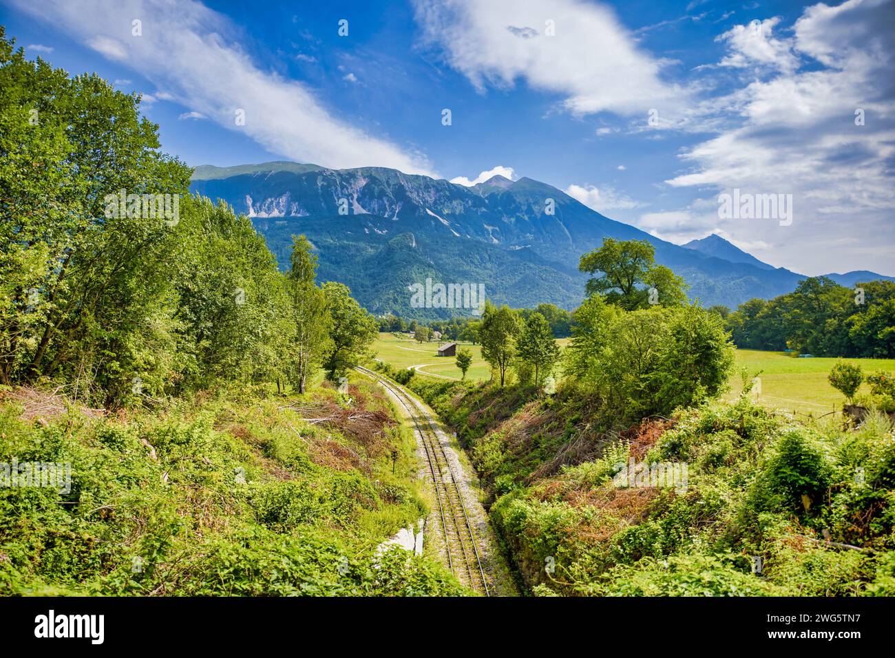 voie ferrée dans le paysage de la slovénie avec un beau panorama de montagne Banque D'Images