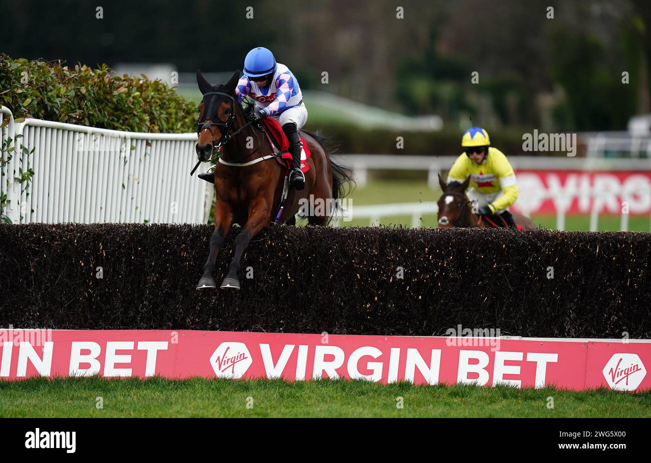 Nickle Back monté par le jockey James Best sur leur chemin pour gagner le Virgin Bet Scilly Isles novices Chase lors du Virgin Bet Scilly Isles samedi à Sandown Park Racecourse, Surrey. Date de la photo : Samedi 3 février 2024. Banque D'Images