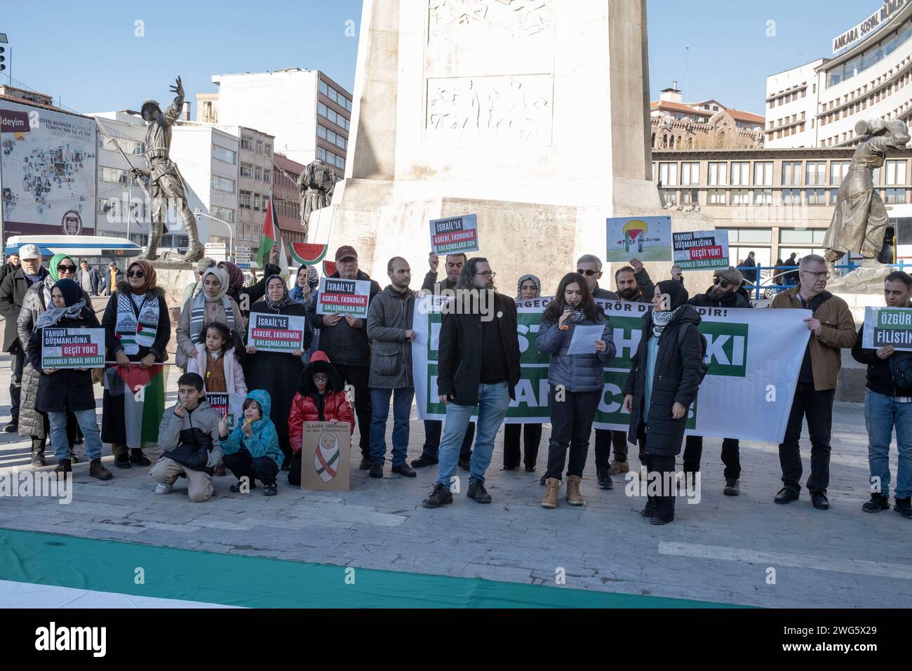 Les manifestants brandissent des pancartes pendant la manifestation. Les manifestations contre Israël se poursuivent dans de nombreuses régions du monde. Les membres de la plate-forme liberté pour la Palestine se sont rassemblés sur la place Ulus à Ankara et ont protesté contre les attaques israéliennes contre la Palestine. Banque D'Images