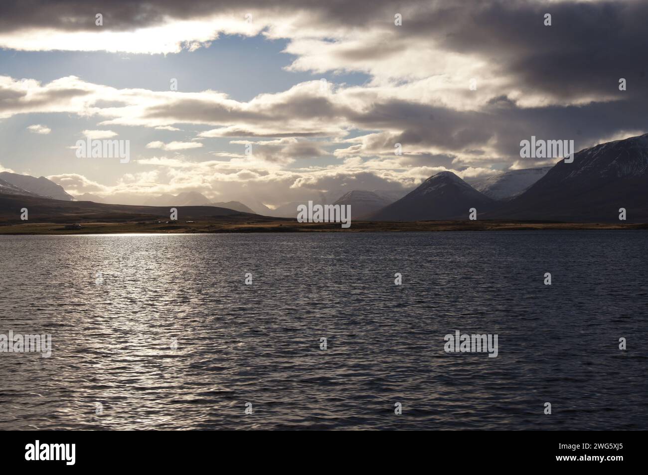 Coucher de soleil sur Eyjafjordur près de la ville d'Akureyri dans le nord de l'Islande Banque D'Images