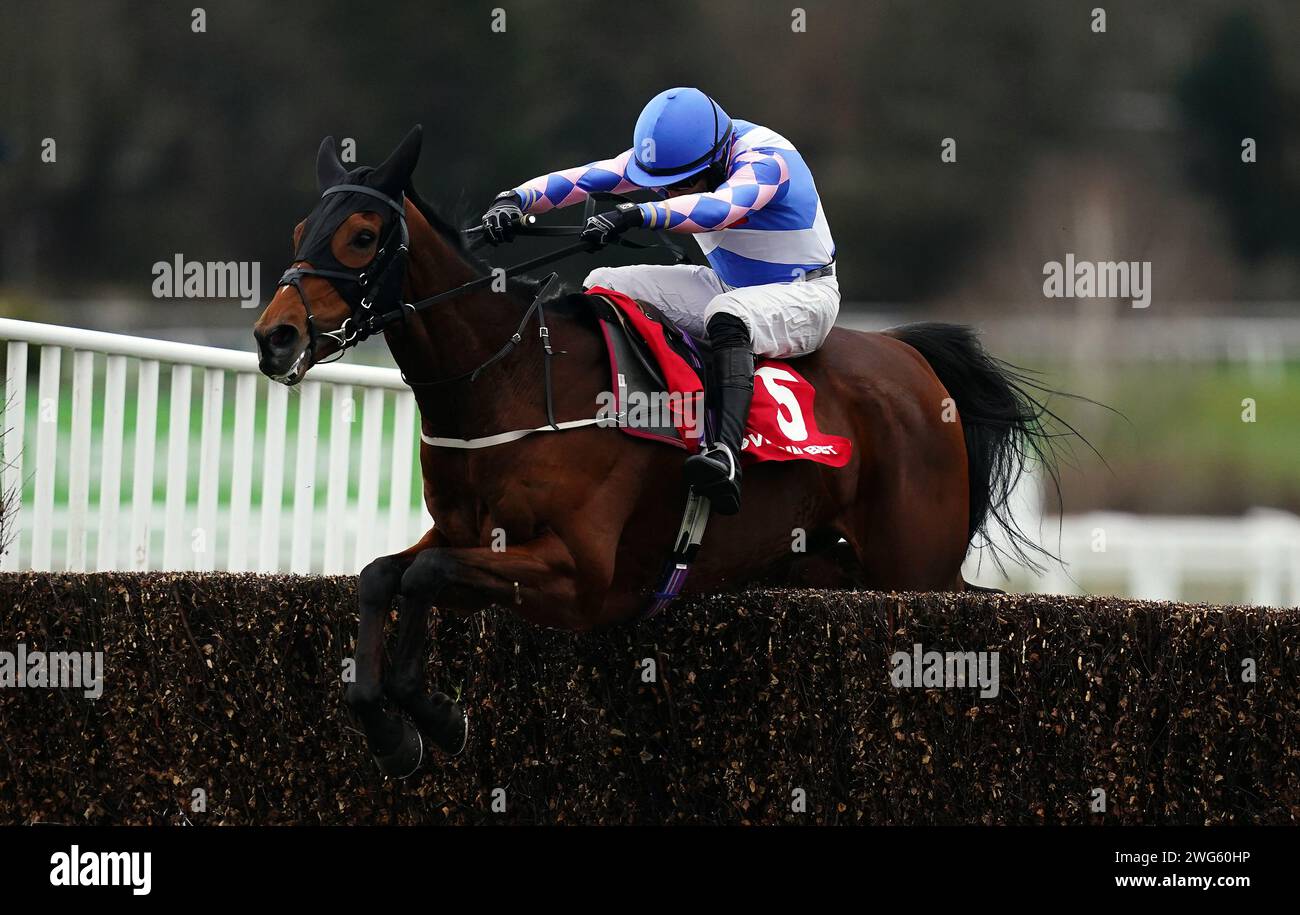 Nickle Back monté par le jockey James Best sur leur chemin pour gagner le Virgin Bet Scilly Isles novices Chase lors du Virgin Bet Scilly Isles samedi à Sandown Park Racecourse, Surrey. Date de la photo : Samedi 3 février 2024. Banque D'Images