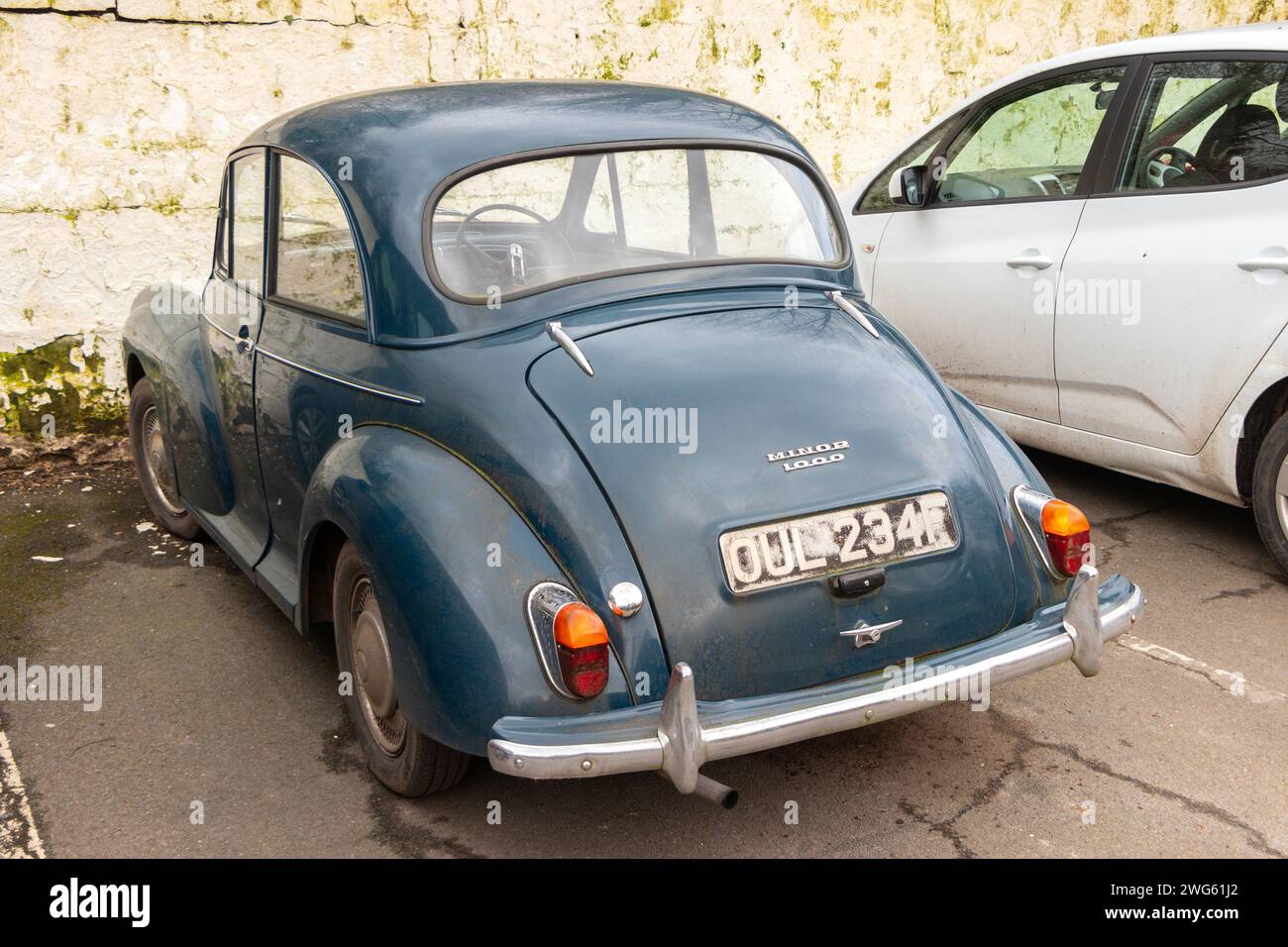 Vue arrière du vintage classique Morris minor 1000 car bleu gris Banque D'Images